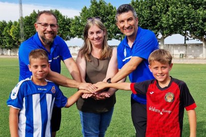 Núria Benet, presidenta de l’EF Mascançà, entre Vicente Sabariego i Xavier Melero, de l’EF Espanyol.