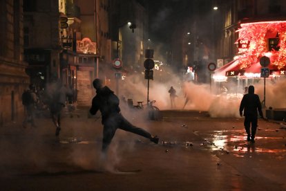 Les tensions amb la policia van esclatar diumenge malgrat la victòria del Nou Front Popular.