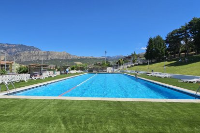 La piscina compta amb gespa artificial.