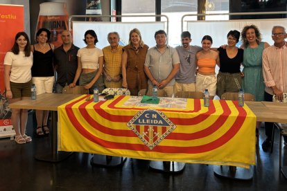 Representants de l’Associació Contra el Càncer a Lleida, del CN Lleida i participants de les colònies, durant l’acte de presentació.