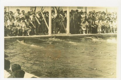 Inauguració de la piscina el 1957 amb l’equip de natació de Reus.