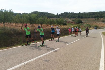 Esquí sobre rodes a Tarrés per preparar la temporada de nòrdic