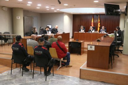 Els quatre acusats i un intèrpret –de verd– en el judici de l’abril passat.