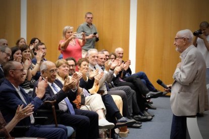 Un emocionat Josep Vallverdú va agrair el reconeixement de la Medalla d’Honor, davant d’una plena sala d’actes de la UPC.