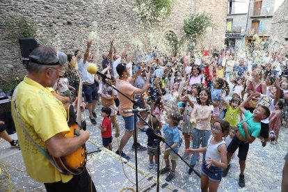 Els més petits van ser els que més van gaudir ahir a la tarda en l’inici de l’Esbaiola’t a Esterri d’Àneu amb La Tresca i la Verdesca.