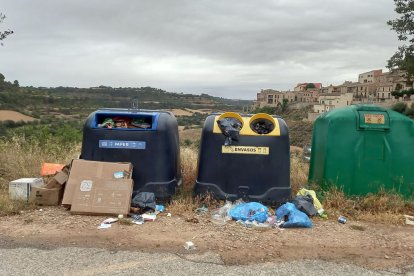 Els residus s’amunteguen als contenidors de Montornès.