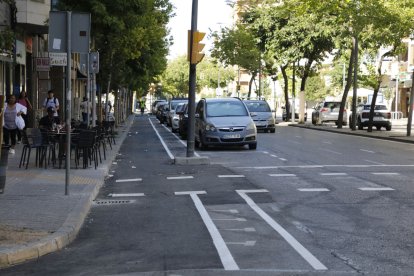 El carril, abans ple de clots, ara està acabat d’asfaltar.