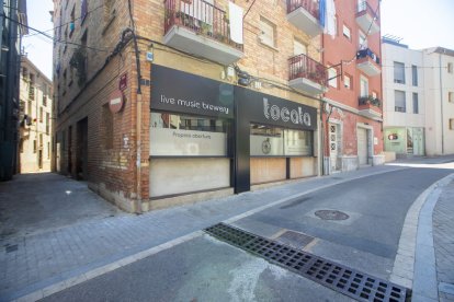 El Tocata, al carrer Lluís Besa al costat de la llibreria La Sabateria, tindrà entrada pel carrer Llopis (esq.).