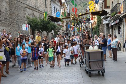 ‘Kuntur’, el còndor dels Andes creat pel Centre de Titelles de Lleida, va protagonitzar ahir el recorregut inaugural de l’Esbaiola’t 2024.