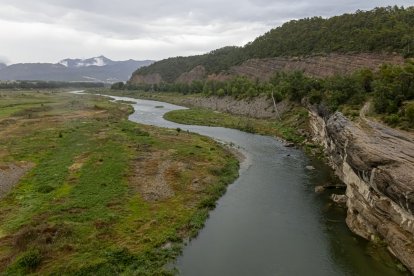 El baix nivell d’aportacions deixa veure l’antic curs del Segre a la cua de l’embassament de Rialb.