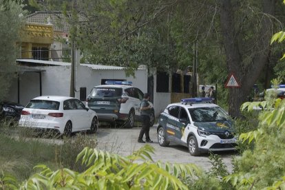 La Guàrdia Civil davant l’habitatge en el qual s’hauria comès el crim a Bunyol.