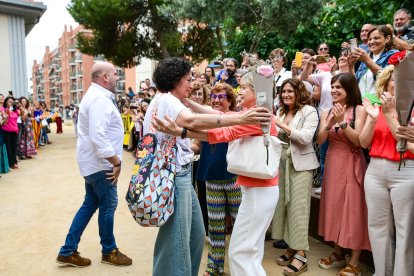 Rovira abraçant Forcadell en una reunió amb dones d’ERC.