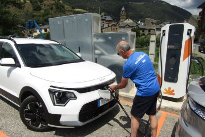 Un vehicle elèctric i el seu conductor, als nous punts de càrrega que ha estrenat Rialp.