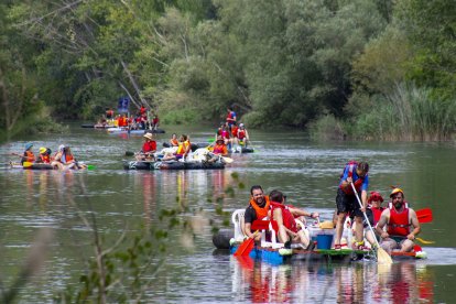 Alguns navegants emprenent el camí pel riu Segre, entre el partidor de Gerb i Balaguer, ahir durant la Transsegre.