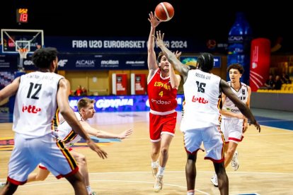 Rafa Villar intenta assistir un company durant el partit d’ahir davant del quadre belga.