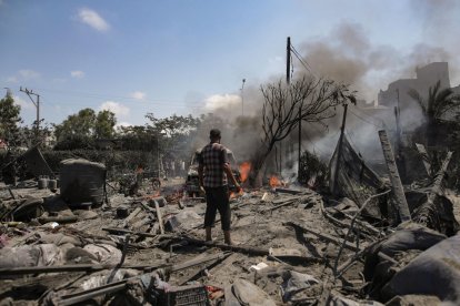 Palestins inspeccionen l’escena després d’una incursió israeliana al sud de la Franja de Gaza.