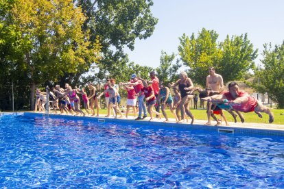 L’escena del capbussó a les piscines de Balàfia es va repetir dos vegades i va deixar alguns salts per al record entre els participants.