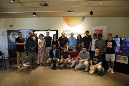 Ibáñez i diversos alumnes becats van presentar el seu treball ahir al Parc Agrobiotech.