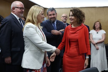 Montero i Mas Guix se saluden a l’inici de la reunió del Consell de Política Fiscal.