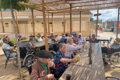 Alguns dels usuaris que van sortir del centre per anar a fer un vermut a les piscines d’Àger.