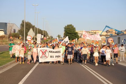 En la manifestació van participar un centenar de veïns i edils de tots els partits de l’oposició.