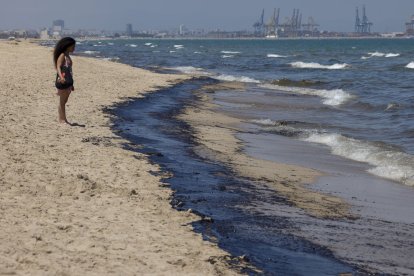 Un abocament de fuel contamina dos quilòmetres de platges a València