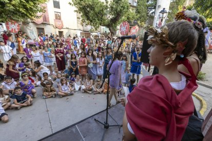 Nens i nenes, vestits de romans, van ser ahir els protagonistes de la festa.