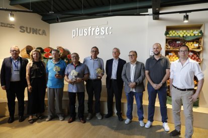 Foto de família amb els guardonats, representants de l’empresa i de les administracions.