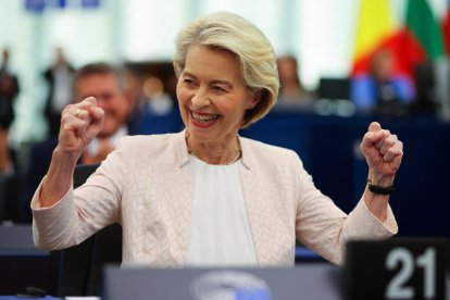 Ursula von der Leyen reacciona després del recompte de vots a la sala plenària del Parlament Europeu.