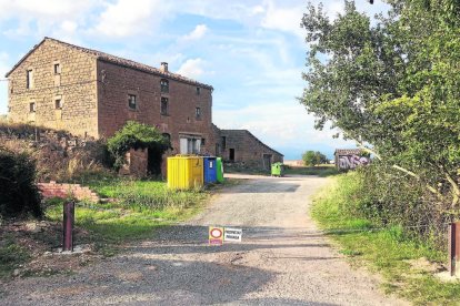 Una de les cadenes que eviten l’accés a l’illa de contenidors de la zona de l’Hostal Boix.