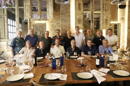 Foto de família dels veterans de la UE Lleida.