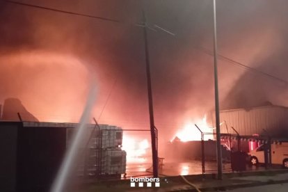 Un incendi al polígon de Polinyà obliga a confinar dos municipis