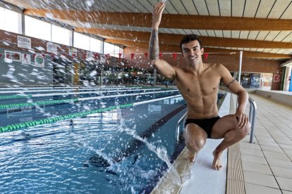 Ferran Julià, a la piscina del Club Natació Cervera, on va aprendre a nadar i va començar la seua carrera esportiva.