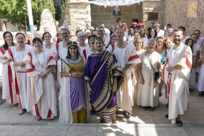 El senat acompanya Cèsar i Cleòpatra en la seua visita a la plaça de Capdevila durant el Mercat Romà.