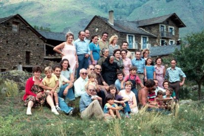 Reunió familiar a Lladorre en una de les visites del Pepet.