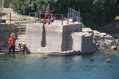 Dos imatges de l’operatiu desplegat al pantà de Sant Antoni a Talarn per buscar l’adolescent desaparegut.