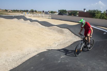 Un jove provant el nou circuit de pump truck de Bellpuig.