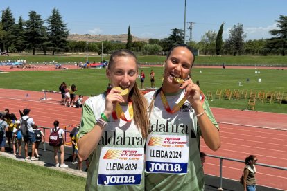 Mariona Armero i Jana Queralt mosseguen les medalles d’or que van guanyar ahir a les pistes de les Basses.