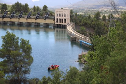 Una embarcació dels Bombers fent una inspecció a la zona de la presa ahir al migdia.