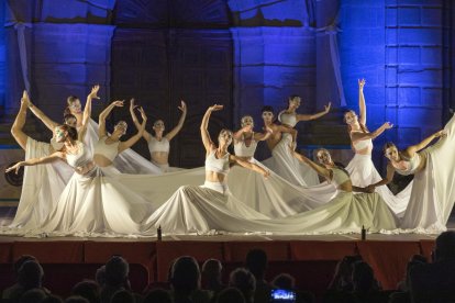 L’espectacle de l’Escola de Dansa Montse Esteve va comptar amb dotze ballarines i un ballarí.