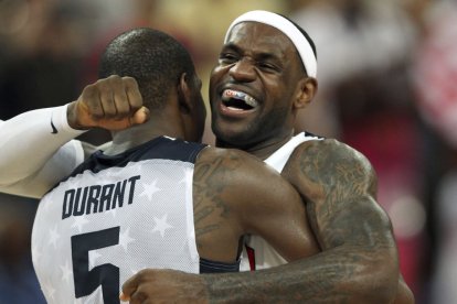 LeBron James abraça Kevin Durant en els Jocs del 2012.