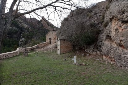 Una creu trencada per ovelles assilvestrades a Peramola.