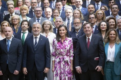 Jaume Collboni, la reina Letícia i el director del Cervantes, Luis García Montero, ahir a Barcelona.