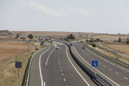 La construcció de l’autovia A-22 al tram de Raimat i Almacelles el 2011 i l’aspecte actual (a baix).