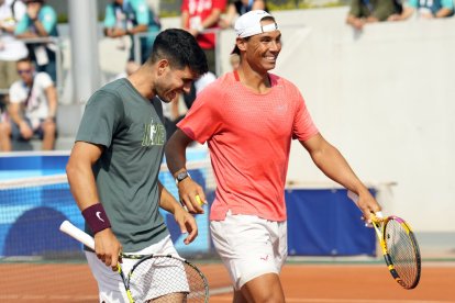 Nadal i Alcaraz, entrenant-se ahir a Roland Garros.