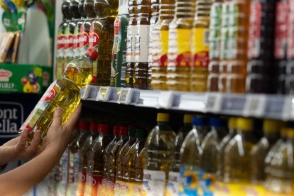 Prestatgeria d’un supermercat amb diferents marques d’oli d’oliva.