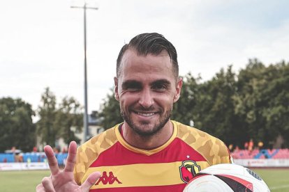 Jesús Imaz, amb la pilota amb la qual va anotar el hat-trick en el seu debut a la Champions.