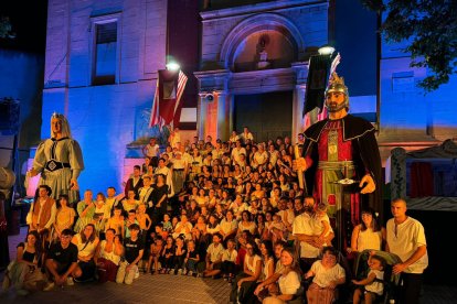 Foto de família dels participants de les actuacions de la jornada d’ahir, a Bellvís.