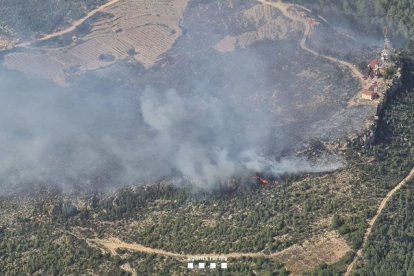 Imatge aèria dels Bombers de la Generalitat de l’incendi que va assolar ahir la comarca del Priorat.