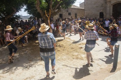 El Ball de les Forques de Nalec ja va ser recollit per Joan Amades en el Costumari Català del 1953.